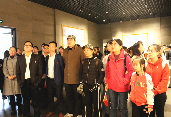 图为 党员参观中国工农红军第二方面军长征出发地纪念馆 taptap