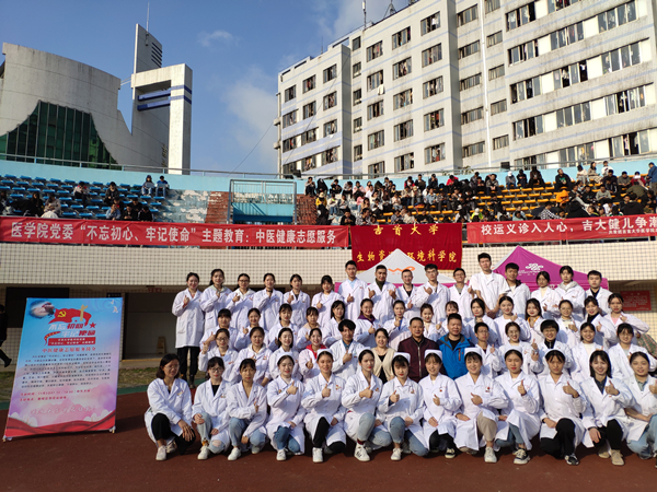 图为 参与志愿服务的志愿者合影 taptap